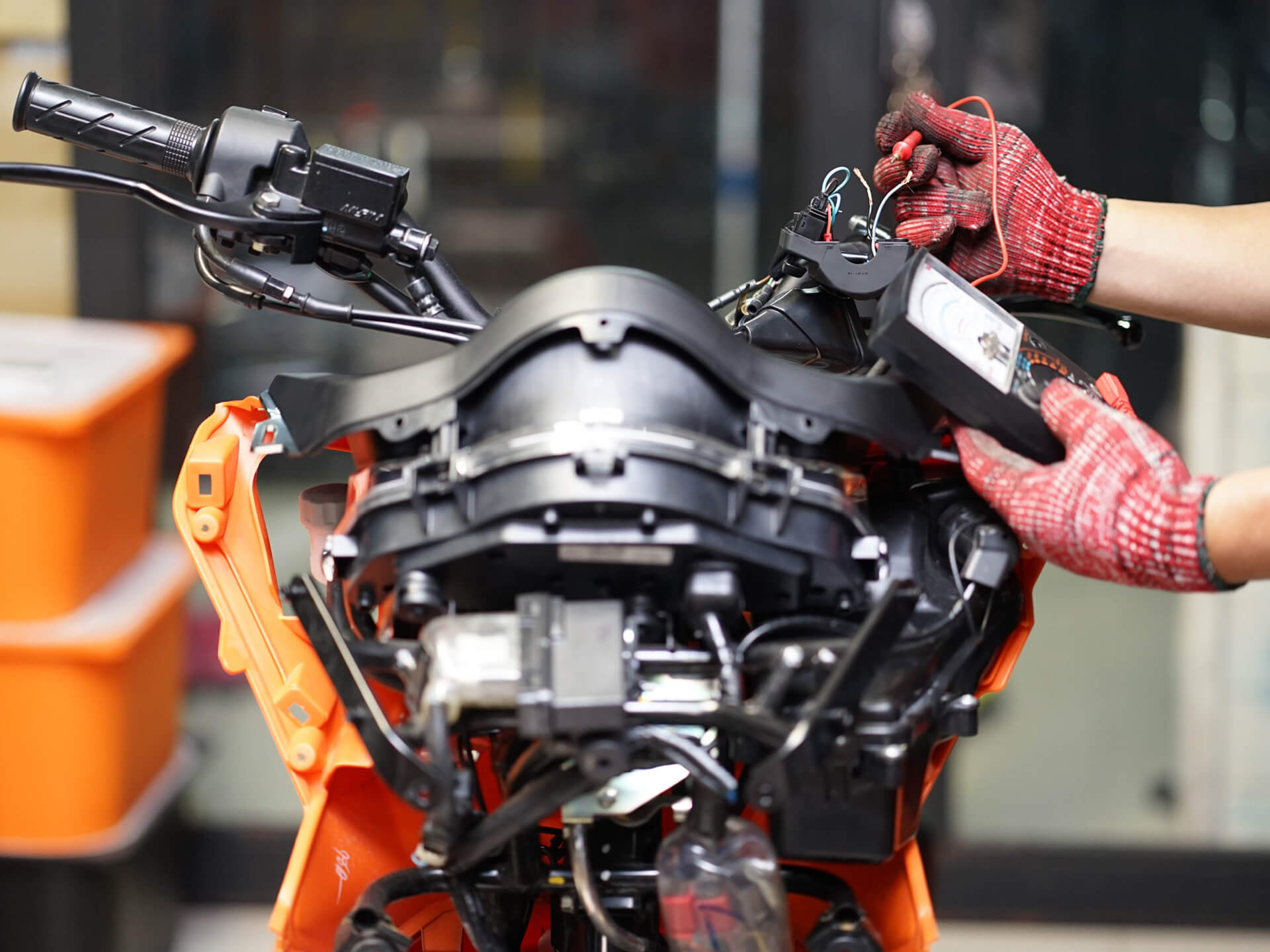KFZ-Mechaniker testet eine Motorradbatterie